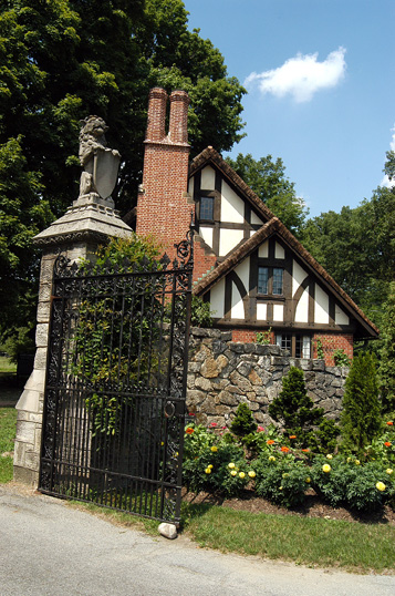 Fotografía de la "Gate House" en la Mansión Stan Hywet, fue en este lugar que Bill W. y el Dr. Bob se conocen y charlan por primera vez.