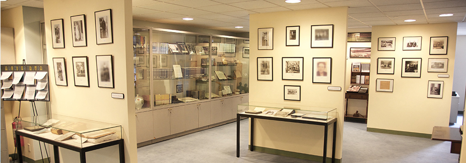 Sala de Exhibición de los Archivos Históricos de la O.S. G. en Nueva York.